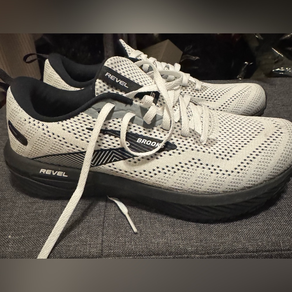 Brooks Revel Women’s Sneaker Size 8.5 Black and White